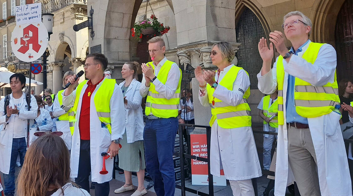 Apothekendemo 2023 in Münster: Johannes Jokiel (mit Mikrofon) war mittendrin und feuerte die protestierenden Apothekenteams an. Bei der zentralen Kundgebung in Dortmund im November 2023 sorgte Jokiel vor 5000 Menschen auf der Bühne für das Warm-up. / © AVWL/Halberstadt