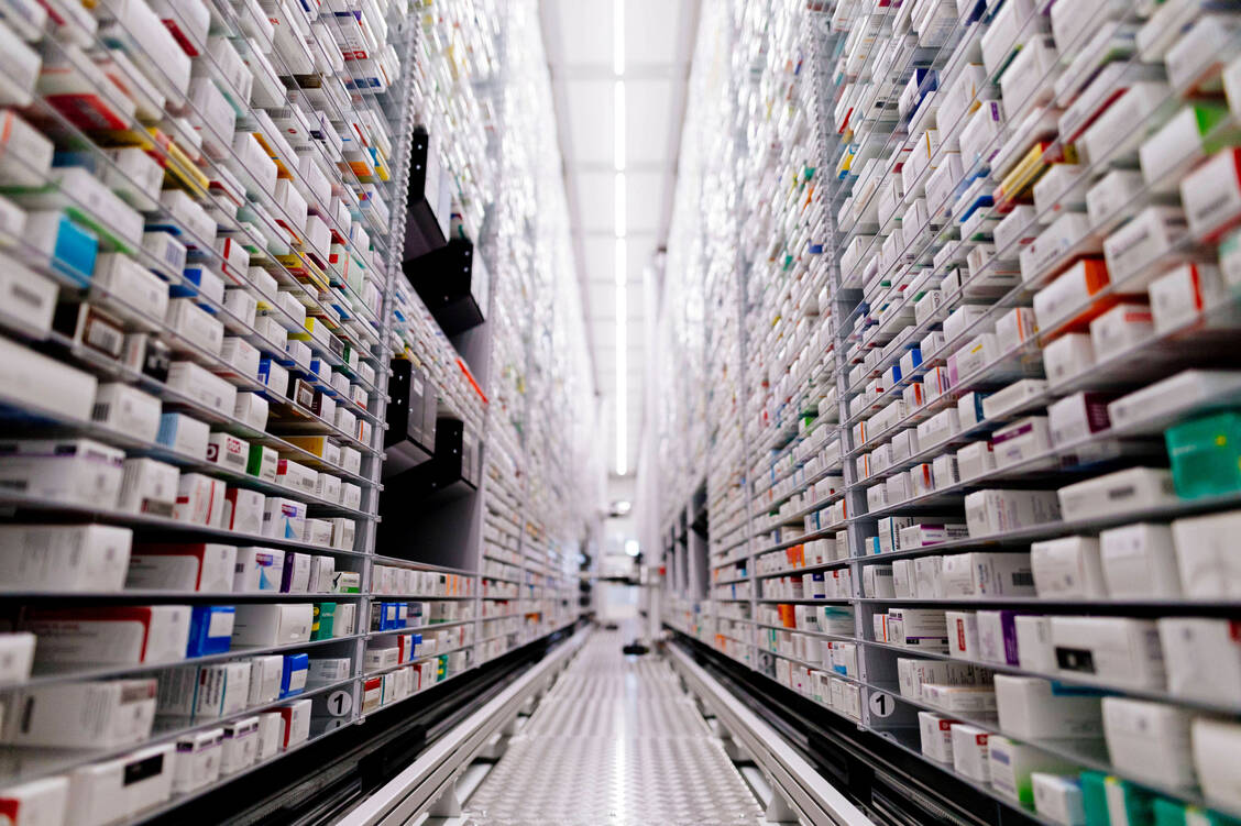 Neben dem Packungsfixum erhalten die Apotheken eine prozentuale Marge, die vor allem für die Vorfinanzierung wichtig ist. / © Imago images/Future Image