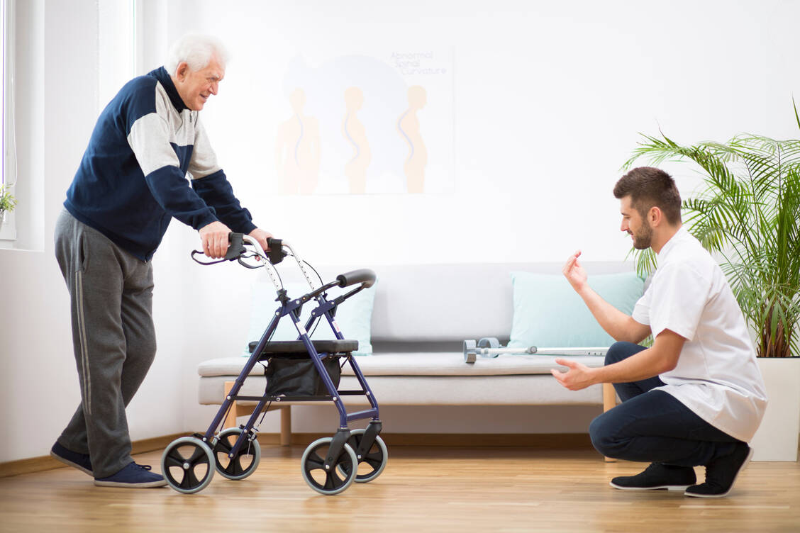 Wer einen Rollator nutzt, sollte ein paar Tipps beherzigen, um sicher unterwegs zu sein.  / © Adobe Stock/Photographee.eu