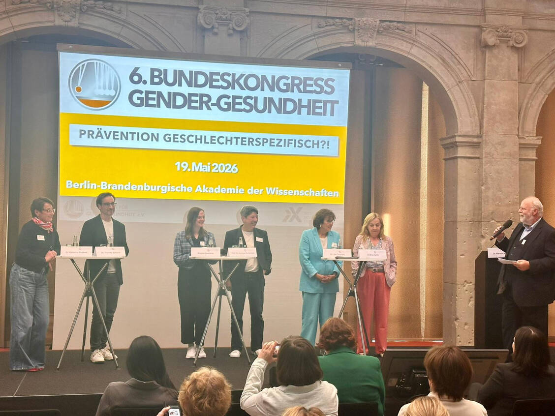 Von links: Katharina Buderek (Volkswagen), Thomas Solbach (Strategy& Germany), Meghan Lawrence (Bundesvertretung der Medizinstudierenden in Deutschland), Professorin Clarissa Kurscheid (Figus), Ute Teichert (Teichert Consulting), Andrea Galle (meine krankenkasse) und Moderator Albrecht Kloepfer (iX-Institut für Gesundheitssystem-Entwicklung). / © PZ / Paulina Kamm
