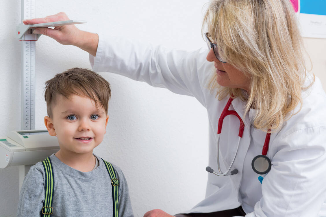 Eine Messung der Körpergröße und die Überwachung der Wachstumskurve gehören zu jeder Vorsorgeuntersuchung bei Kindern dazu. / Foto: Fotolia/Picture-Factory