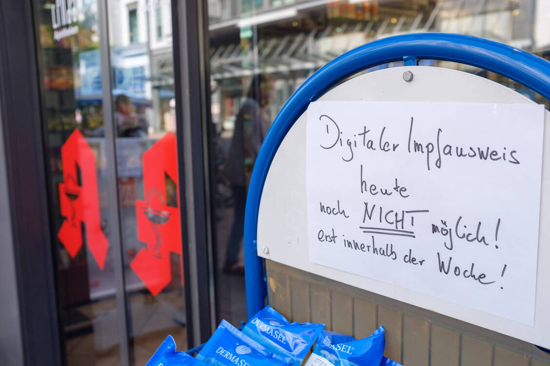 Über Tage mussten Apotheken immer wieder vertrösten, wenn Kunden wegen eines digitalen Impfnachweises in die Apotheke kamen. Jetzt soll die Ausstellung schrittweise wieder möglich werden.  / Foto: Imago Images/Wallmüller