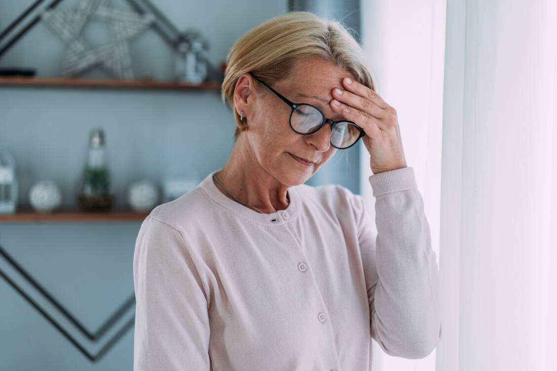 Schwindel tritt häufig beim Start einer antihypertensiven Pharmakotherapie auf und ist eigentlich keine Nebenwirkung, sondern ein Anzeichen für die gewünschte Senkung des Blutdrucks. / © Getty Images/VioletaStoimenova