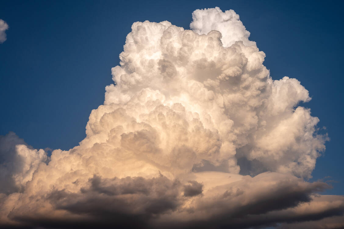 Cumulonimbus-Wolken sorgen häufig für Gewitter und Hagel. / © Getty Images/Boy_Anupong