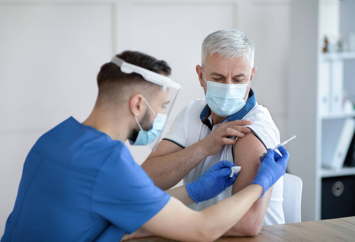Die gleichzeitige Impfung gegen Influenza und Covid-19 scheint die Immunantworten nicht negativ zu beeinflussen, wie eine aktuelle Studie zeigt.  / Foto: Adobe Stock/Prostock-studio