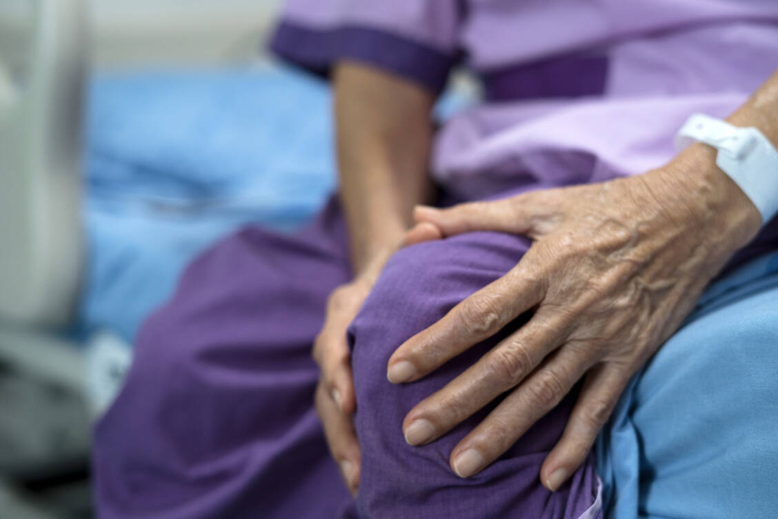 Vor allem ältere Menschen leiden unter Gelenkverschleiß, wie Arthrose landläufig auch genannt wird. Ohne Schmerzmittel geht es bei vielen nicht. / Foto: Getty Images/sukanya sitthikongsak