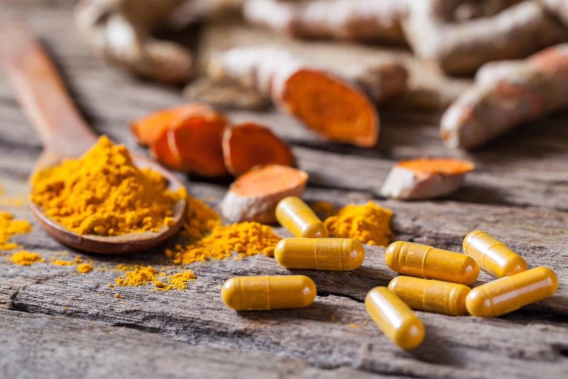 Die Indische Gelbwurz, auch Curcuma genannt, enthält den Inhaltsstoff Curcumin. Dieser wirkt antioxidativ, ist aber schlecht bioverfügbar. / © Getty Images/yokeetod