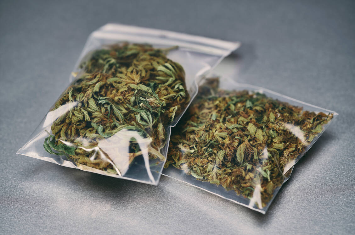 Ab sofort können Apotheken medizinische Cannabisprodukte über die Pharmagroßhändler Alliance Healthcare Deutschland (AHD) und Gehe Pharma Handel beziehen.  Das teilten die Unternehmen mit. / Foto: Getty Images/Norman Posselt
