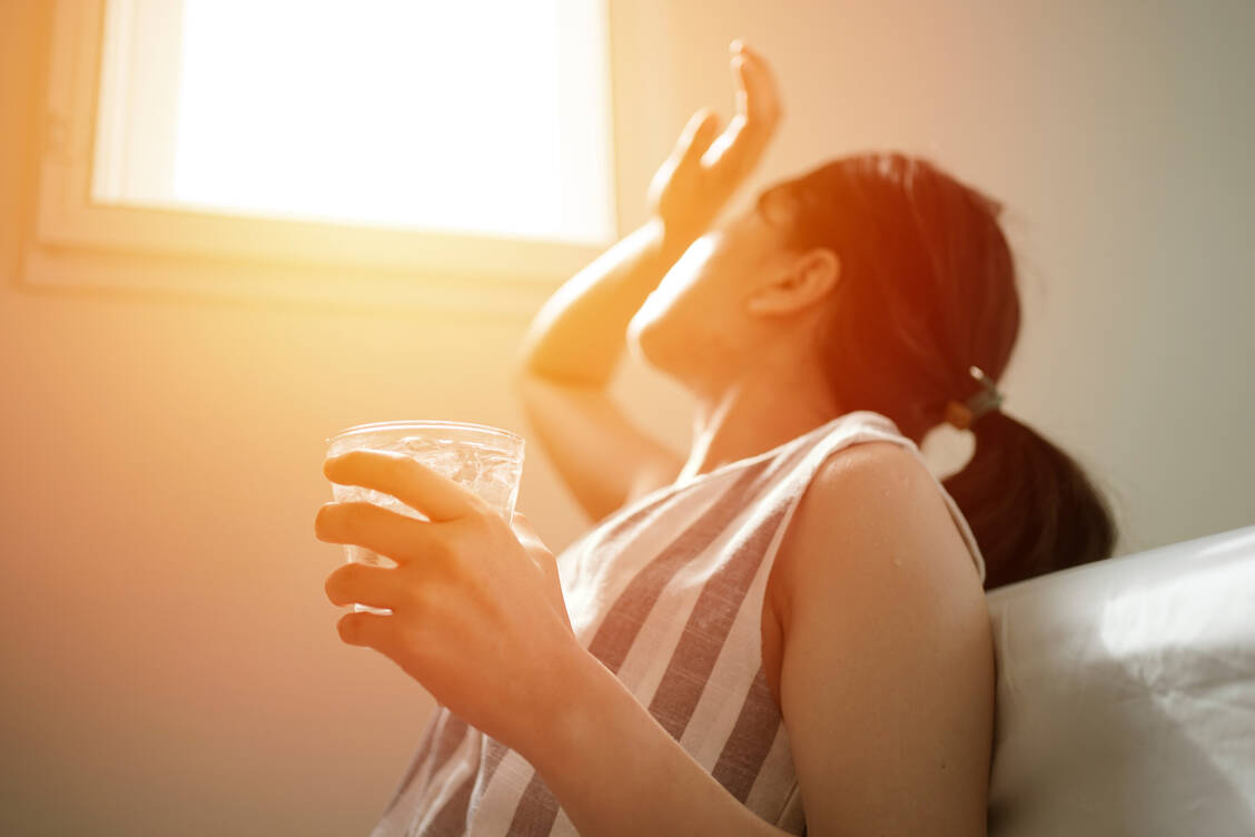 Ab in den Schatten und viel Trinken sind immer gute Ratschläge. Im Zweifel 112 wählen. / Foto: Getty Images/skaman306
