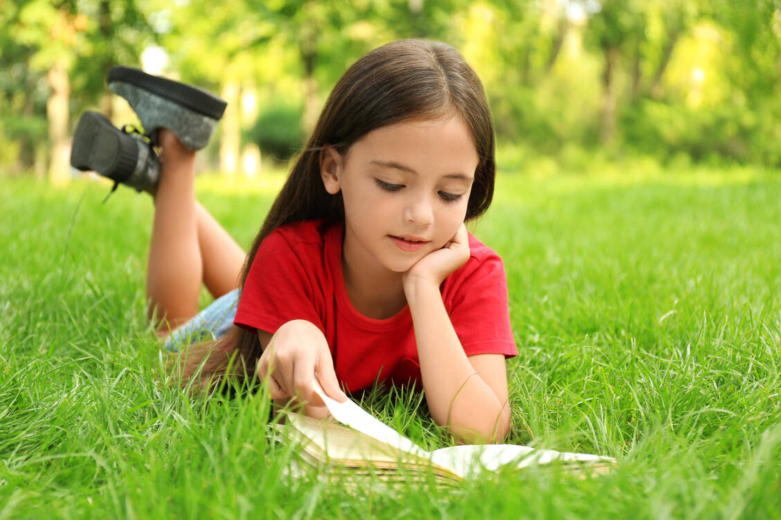 Lesen zum Vergnügen kann für kleine Mädchen und Jungen nicht nur eine schöne, sondern auch eine wichtige Aktivität in der Kindheit sein. / Foto: Adobe Stock/New Africa