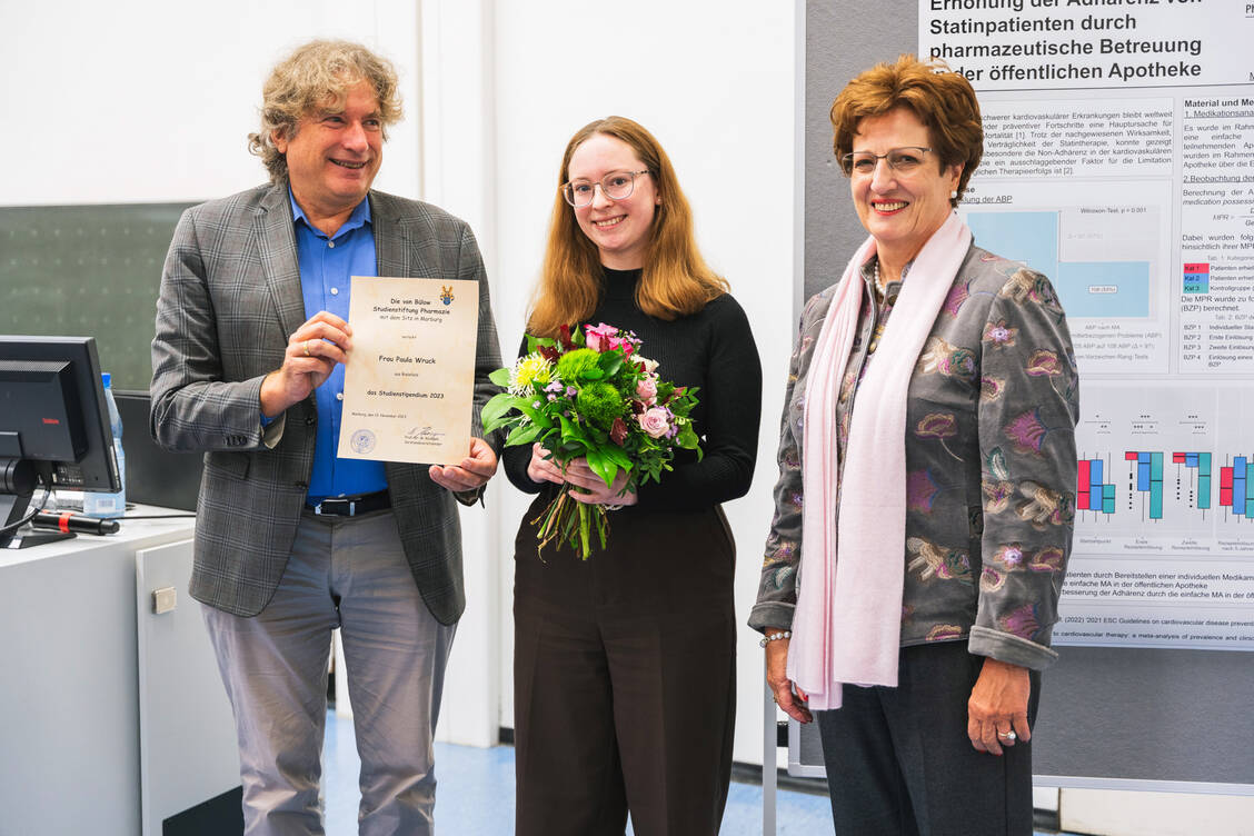 Überreichung des von Bülow Stipendiums an die Pharmaziestudentin Paula Wruck. Von links: Dekan Professor Dr. Michael Keusgen, Paula Wruck, und die Präsidentin der LAK Hessen Ursula Funke.  / Foto: Stephan Tang.