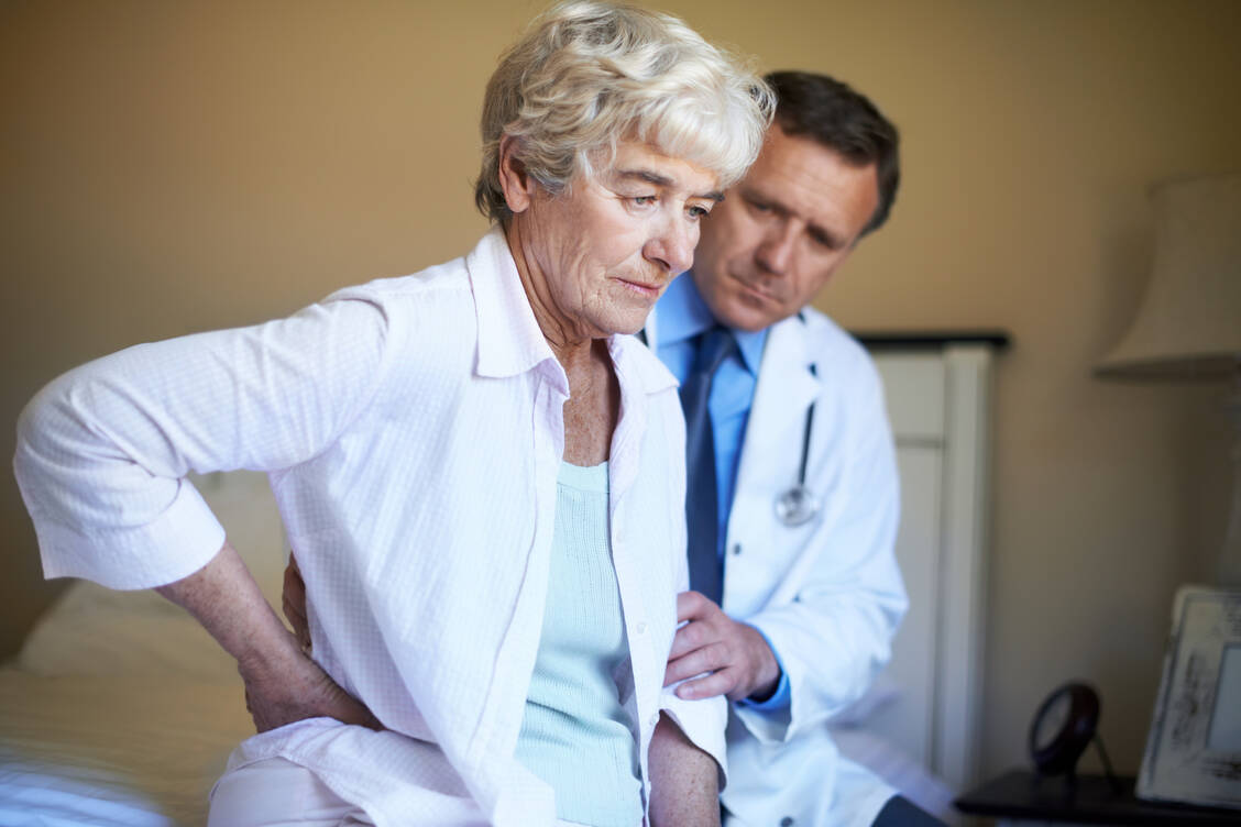 Die Versorgung von Schmerzpatienten, die im Krankenhaus auf ein Betäubungsmittel eingestellt wurden, ist unmittelbar nach der Entlassung noch immer oft lückenhaft. / Foto: iStock/Squaredpixels