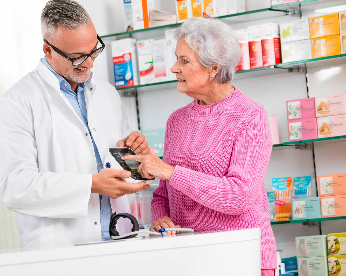 Apotheker sind oft die ersten Ansprechpartner, wenn Patienten Fragen zum Blutdruck und zur Messung haben. / Foto: ABDA