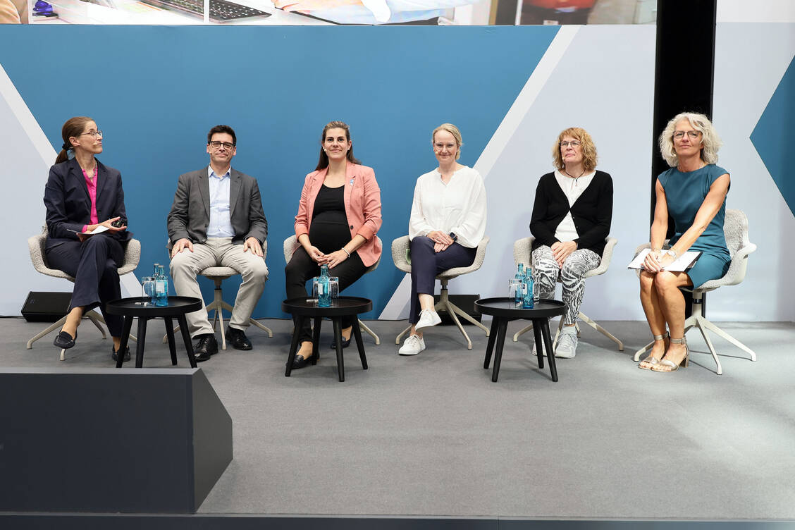 Tauschten sich über die pDL aus: Dr. Nina Griese-Mammen, Professor Dr. Kai Kolpatzik, Dr. Jelena Rosentreter, Sabine Schöning, eine Patientin und Kerstin Bornemann (von links). / © PZ/Alois Müller