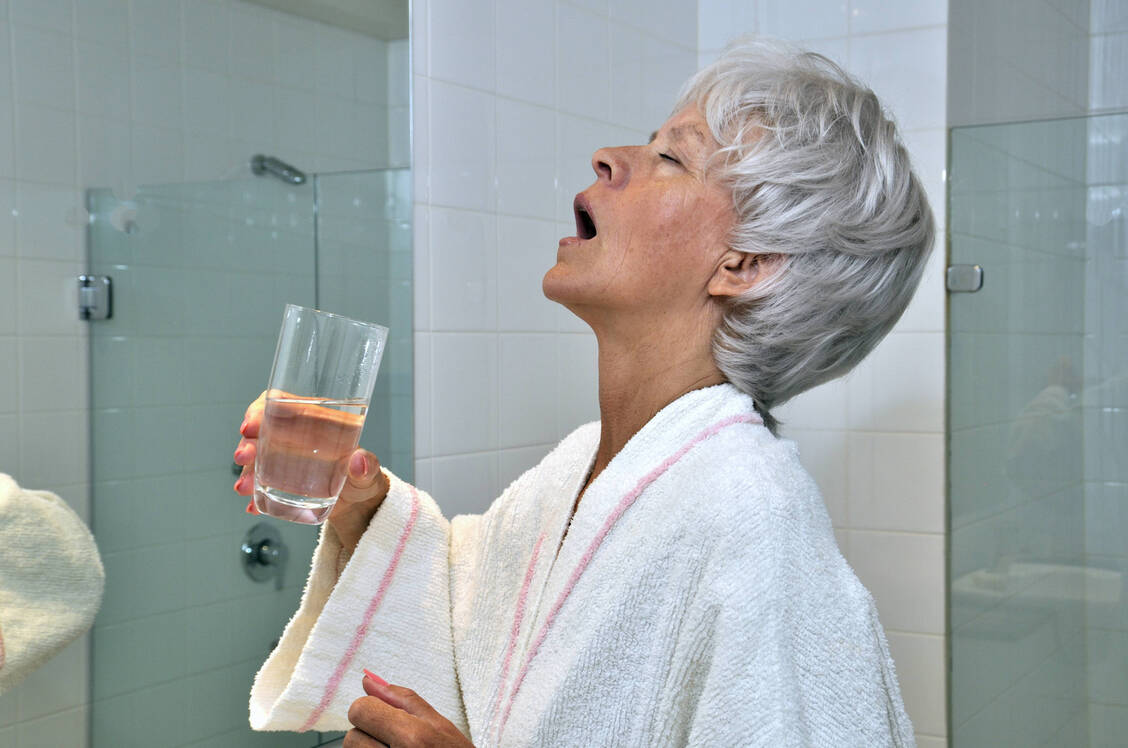 Gurgeln mit Gelbildnern zieht einen feuchten Schutzfilm über die angegriffene Rachenschleimhaut und lindert dadurch Symptome.  / © Imago/Paul von Stroheim