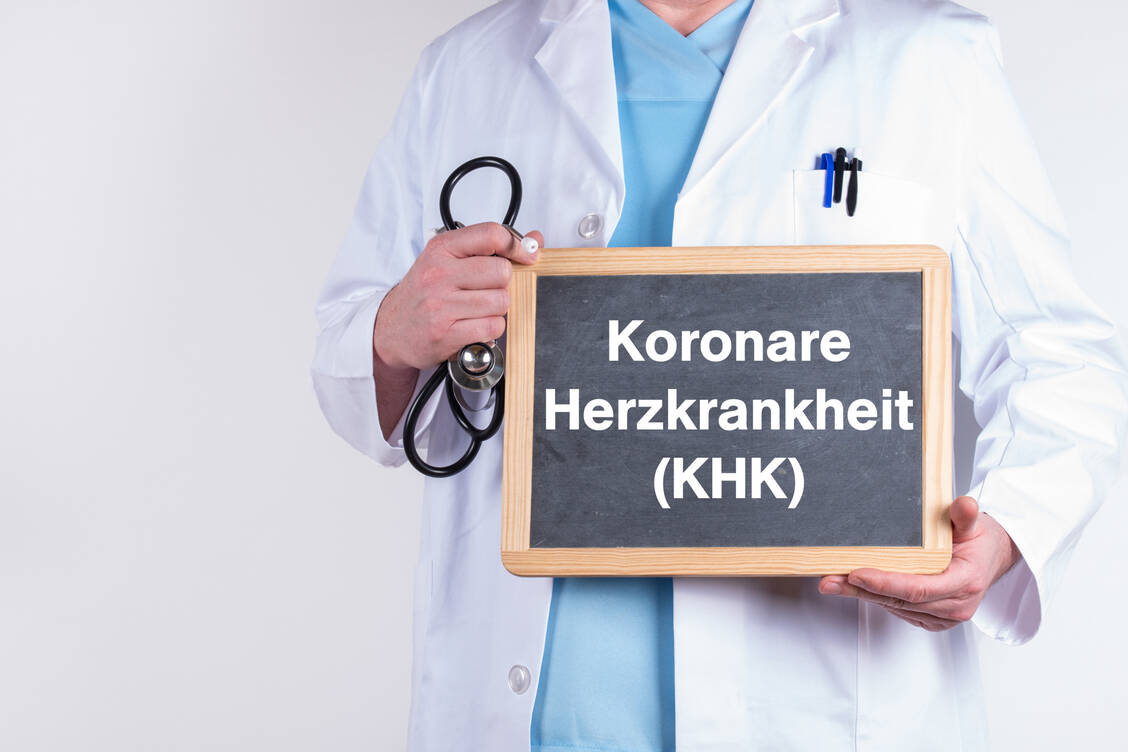 Eine Unterversorgung des Herzens mit Sauerstoff macht sich durch Schmerzen im Brustkorb bemerkbar. / © Adobe Stock/HNFOTO