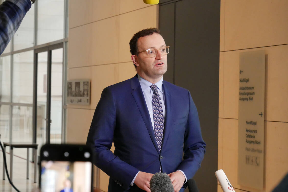 Bundesgesundheitsminister Jens Spahn (CDU) will die Vergütung der FFP2-Masken nochmal prüfen. Dies kündigte er am Donnerstag im Bundestag in Berlin an. / Foto: PZ/Kurz