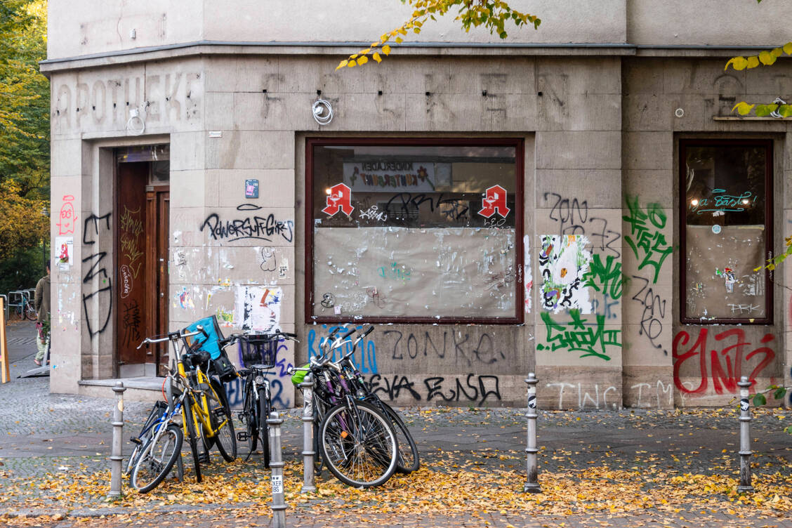 Insolvenzen können, müssen aber nicht unbedingt zur Aufgabe des Betriebs führen. Für mindestens vier Apotheken in Deutschland könnte es bald so wie hier in Berlin-Kreuzberg aussehen. / Foto: imago images/Travel-Stock-Image