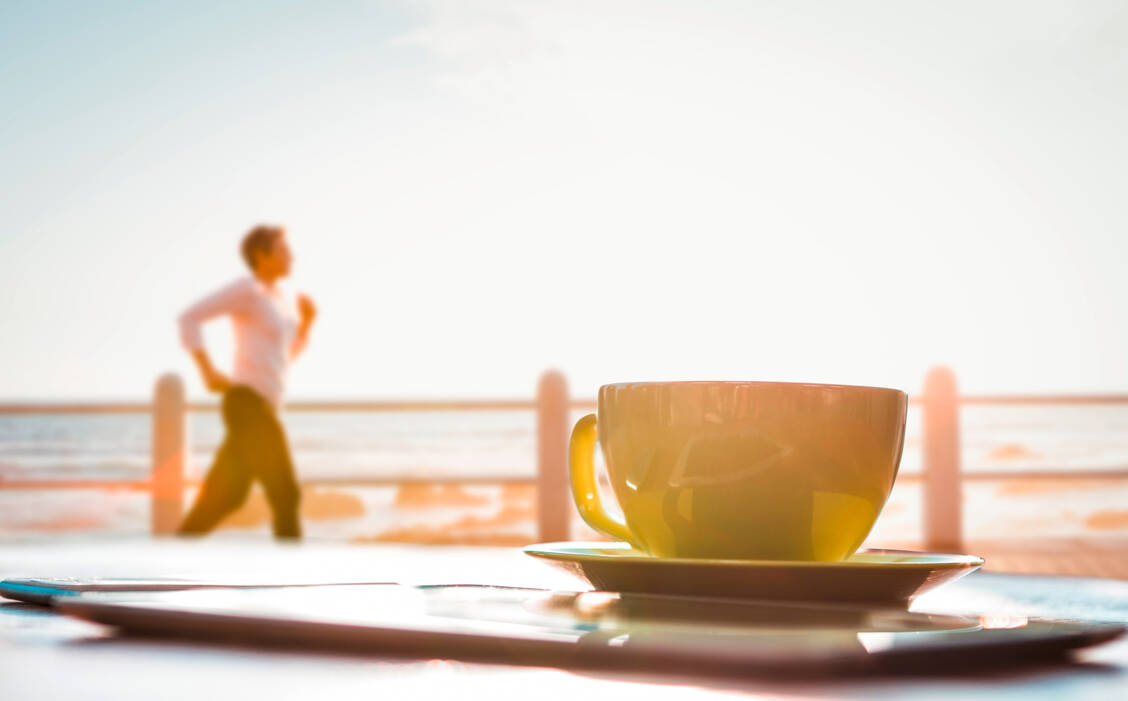 Nachmittags erst einen Kaffee trinken und dann Sport treiben: Das ist laut einer kleinen spanischen Studie die ideale Kombi für die maximale Fettverbrennung. / Foto: Adobe Stock/vectorfusionart