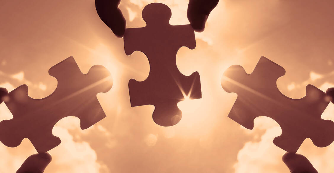 Bei Antikörper-Wirkstoff-Konjugaten verbindet ein Mittelstück als Abstandshalter ein starkes Zellgift mit einem Antikörper. Nach Aufnahme in die Tumorzelle wird der »Linker« gespalten und die Puzzleteile werden frei. / Foto: Adobe Stock/Maxim Chuev