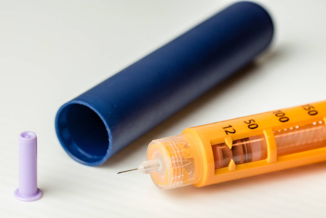 Menschen mit Typ-1-Diabetes sind bislang auf lebenslange externe Insulinzufuhr angewiesen. Den Autoimmunprozess zu bremsen, der letztlich für den Untergang insulinproduzierender Zellen in der Bauchspeicheldrüse verantwortlich ist, wäre zwar keine Heilung, aber dennoch ein Therapiedurchbruch.  / Foto: Adobe Stock/ Magnus Binnerstam