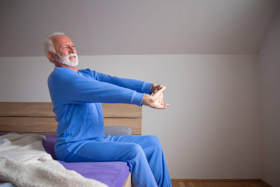 Patienten mit orthostatischer Hypotonie, also einem Blutdruckabfall nach dem Aufstehen, sollten sich möglichst Zeit lassen beim Aufstehen.  / © Getty Images/Slavica