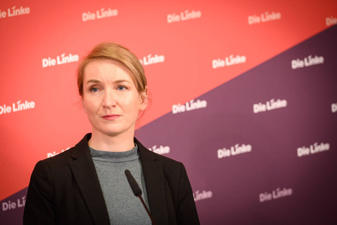 »Weil wir nicht zulassen werden, dass dieser Sozialstaat mit der Kettensäge attackiert wird«, kündigte Ines Schwerdtner, Chefin der Linken, für die Kundgebung am kommenden Mittwoch an. / © Imago/Christian Spicker