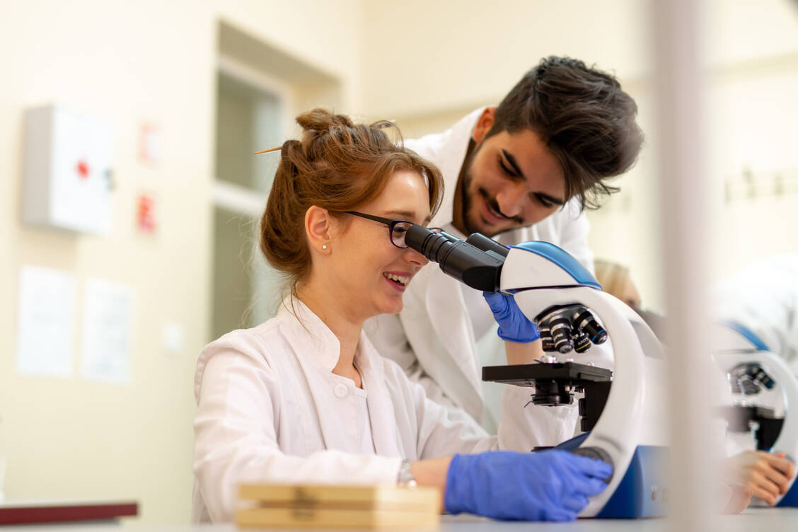 Die Pharmschool bietet Pharmaziestudierenden der Universität Münster die Möglichkeit, verschiedene Bereiche der pharmazeutischen Wissenschaft durch Forschungsprojekte auszutesten. / Foto: Adobe Stock/NDABCREATIVITY