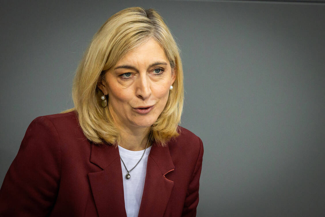 Gesundheitsministerin Nina Warken (CDU) verteidigt das GKV-Beitragssatzstabilisierungsgesetz. / © Imago/photothek