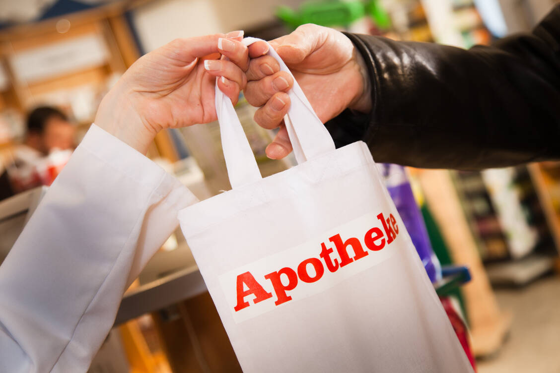 Zwei von fünf Apotheken in Wernau am Neckar haben in den vergangenen 15 Jahren bereits geschlossen. Für Bürgermeister Armin Elbl Grund genug, sich für den Erhalt der verbleibenden einzusetzen. / Foto: Adobe Stock/Pix4you