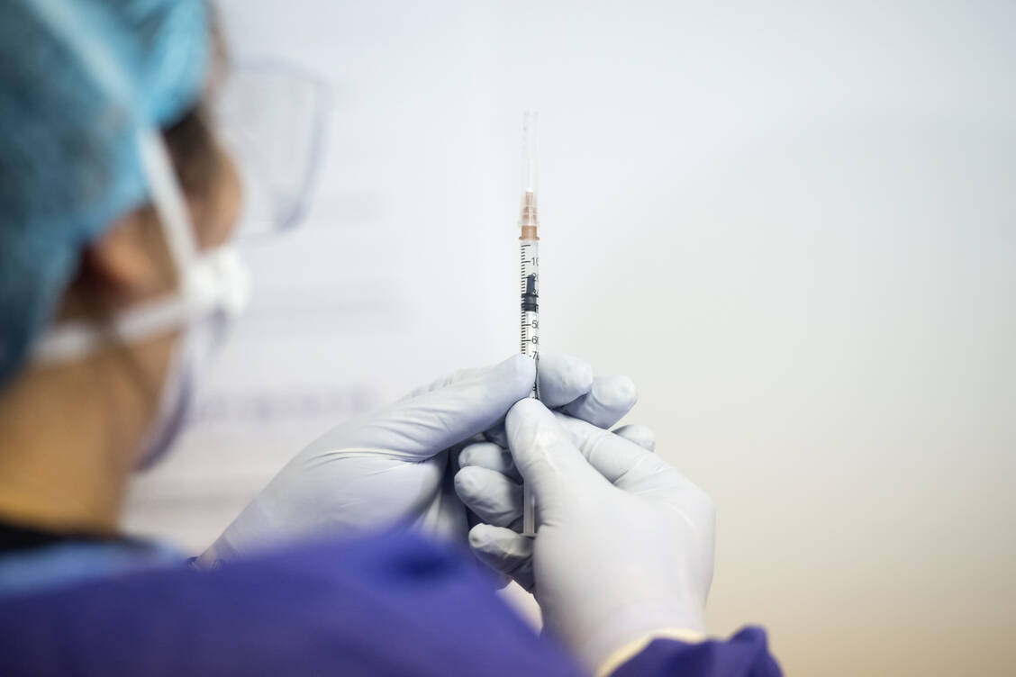 Der an die Omikron-Varianten BA.4/BA.5 angepasste bivalente Covid-19-Impfstoff von Biontech und Pfizer steht zur sofortigen Auslieferung bereit, sofern er eine behördliche Genehmigung erhält.  / Foto: Adobe Stock/Alexandru Dobre/Mediafax Foto