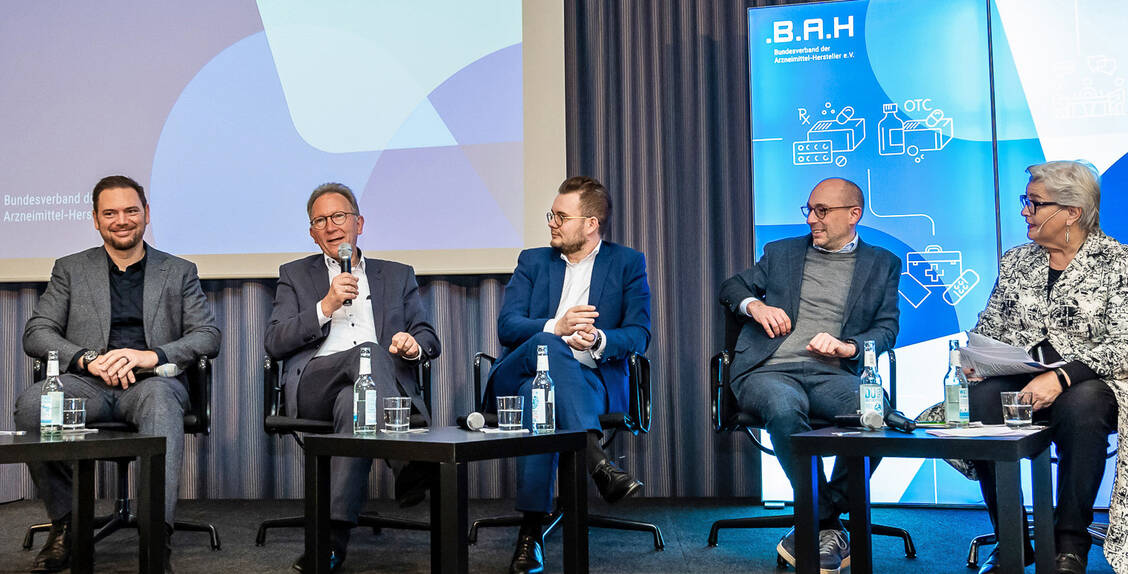 Bei der diesjährigen Berliner Runde des BAH waren sich die Politiker einig, dass künftig auch Pharmakonzerne von Gesundheitsdaten profitieren sollten. Moderatorin Petra Schwarz (r.) sprach mit Stefan Höcherl von der Gematik (v. l.), Erwin Rüddel (CDU), Maximilian Funke-Kaiser (FDP) und Ruppert Stüwe (SPD). / Foto: BAH/Svea Pietschmann