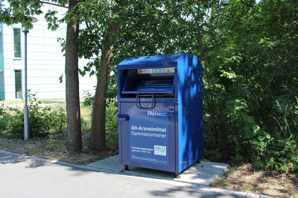 Im Sammelcontainer für Alt-Arzneimittel am Chemikum der FAU Erlangen-Nürnberg können abgelaufene Medikamente abgegeben werden. / Foto: FAU Erlangen-Nürnberg