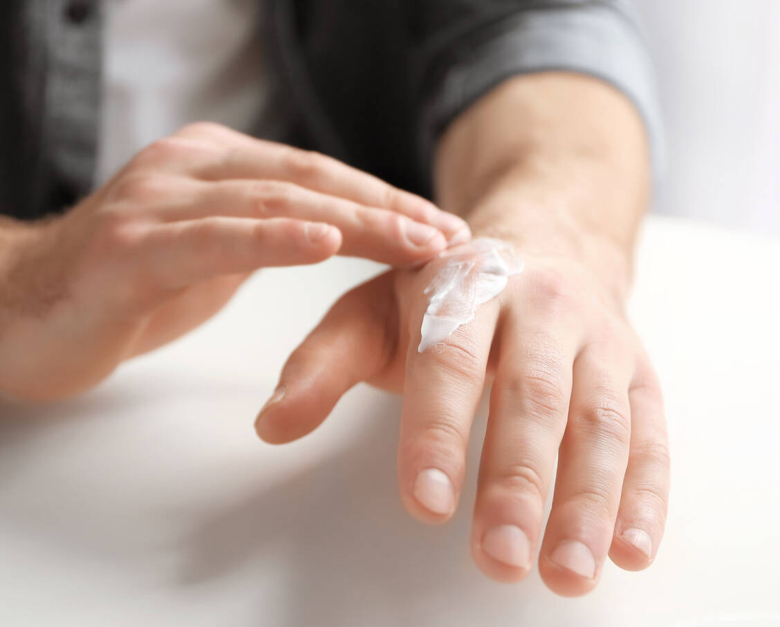Hautpflege gilt als Basis, topische Glucocorticoide sind Therapeutika der ersten Wahl.   / Foto: Adobe Stock/Africa Studio