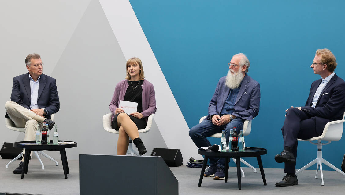 PZ-Redakteurin Daniela Hüttemann hakte bei den Experte nach: Dr. Frank Ratter von Novo Nordisk, Apotheker  Manfred Krüger und Oliver Stahl von Lilly (v.l.) / Foto: PZ/Alois Mueller