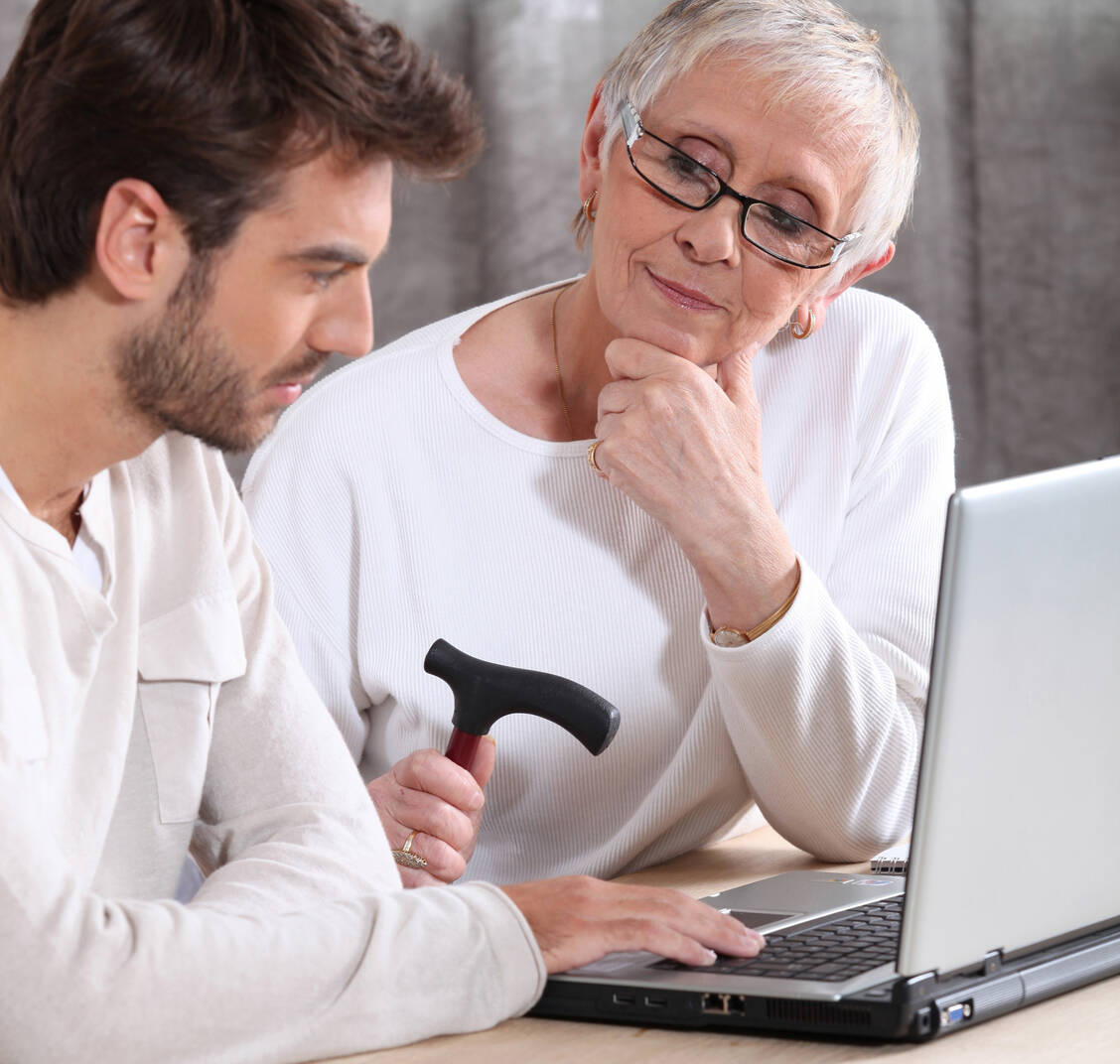 Wer im Internet Medikamente kauft, kann sich vielleicht über günstigere Preise freuen, bekommt aber möglicherweise Produkte mit unklarer Qualität. / Foto: Adobe Stock/auremar