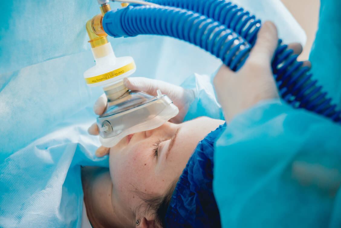 In der Anästhesie sind medizinische Gase unverzichtbar, da sich Narkosen mit ihnen gut steuern lassen. / Foto: Adobe Stock/romaset