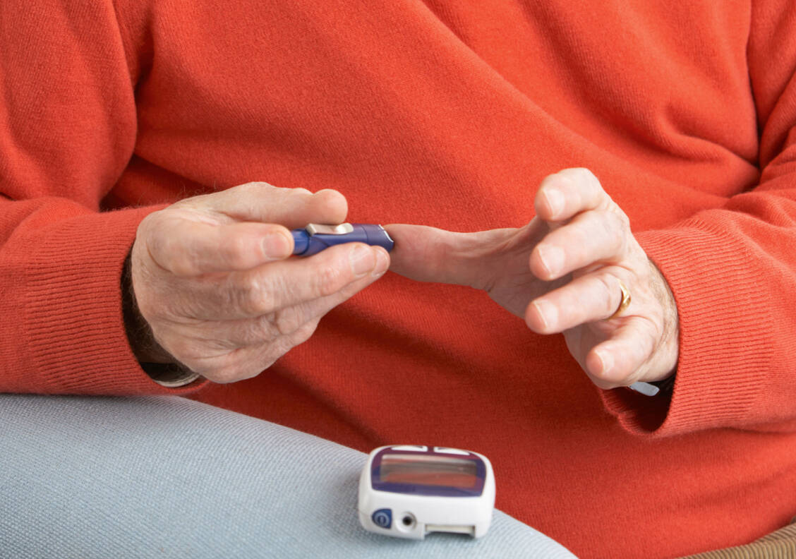 Viele ältere Typ-2-Diabetiker nehmen Metformin ein. Vielleicht senkt dieser Wirkstoff nicht nur ihren Blutzucker, sondern verlängert auch ihr Leben. / Foto: Shutterstock/Monkey Business