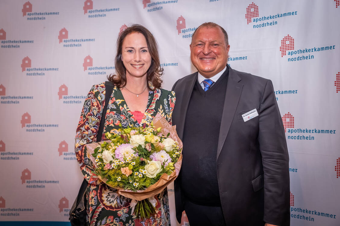 Armin Hoffmann und Kathrin Luboldt bilden seit 2019 das Präsidium der Apothekerkammer Nordrhein. Heute wurden sie im Rahmen der Kammerversammlung wiedergewählt. / Foto: AKNR/Schütze