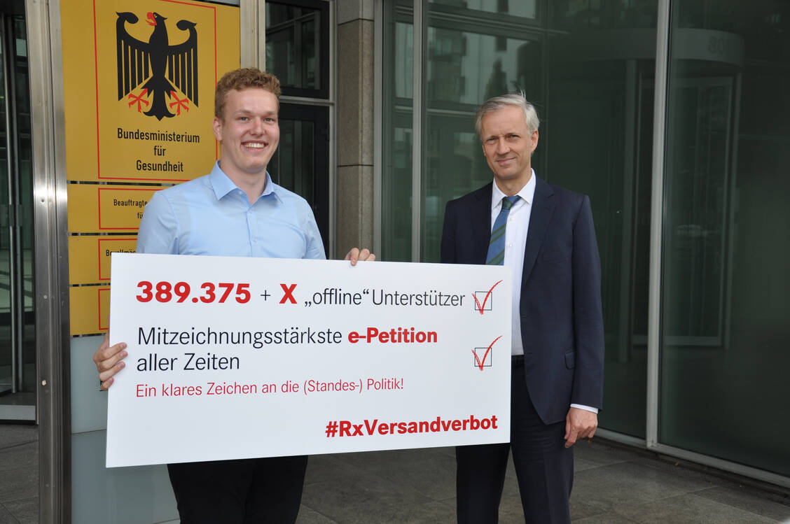 Thomas Müller, Leiter der Abteilung Arzneimittel, Medizinprodukte und Biotechnologie (r.) im BMG, hat heute Benedikt Bühler vor dem Ministerium empfangen. / Foto: PZ/Evans