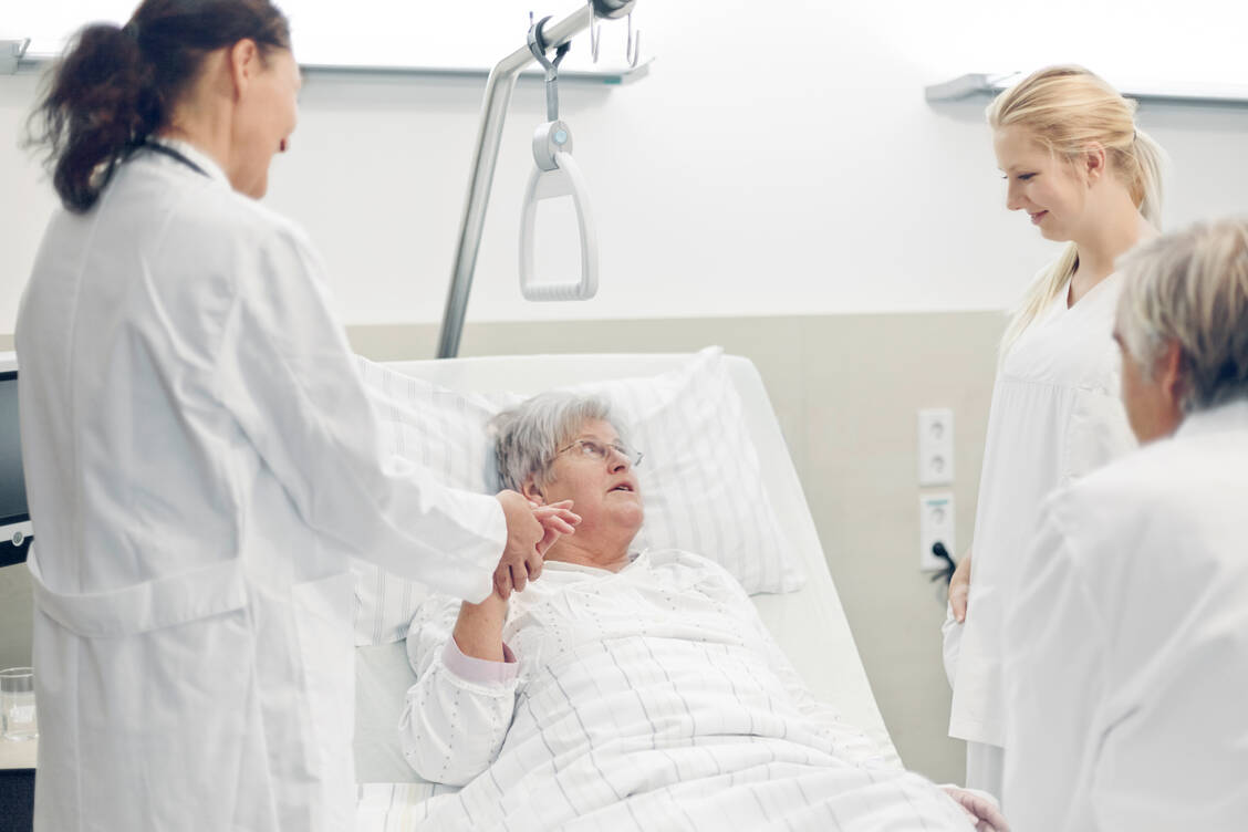 Bei der Prävention und Therapie eines Delirs müssen alle Beteiligten zusammenarbeiten. / Foto: Adobe Stock/upixa