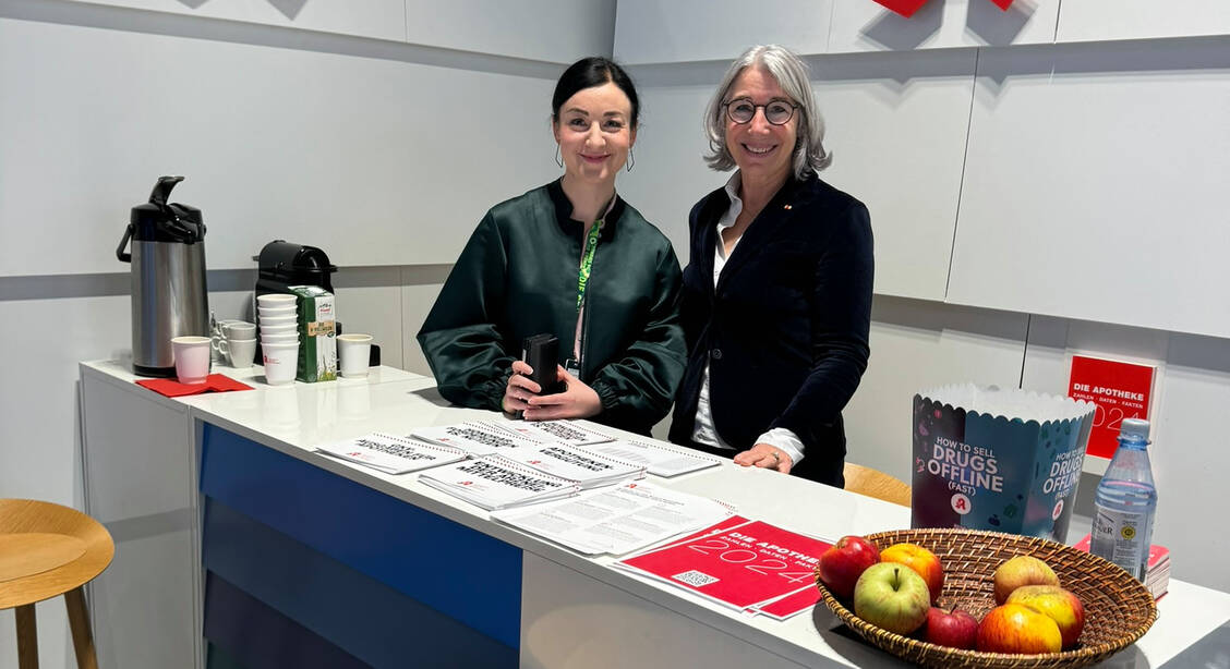 ABDA-Präsidentin Gabriele Regina Overwiening im Gespräch mit der apothekenpolitischen Sprecherin der Grünen-Bundestagsfraktion, Paula Piechotta. / © ABDA