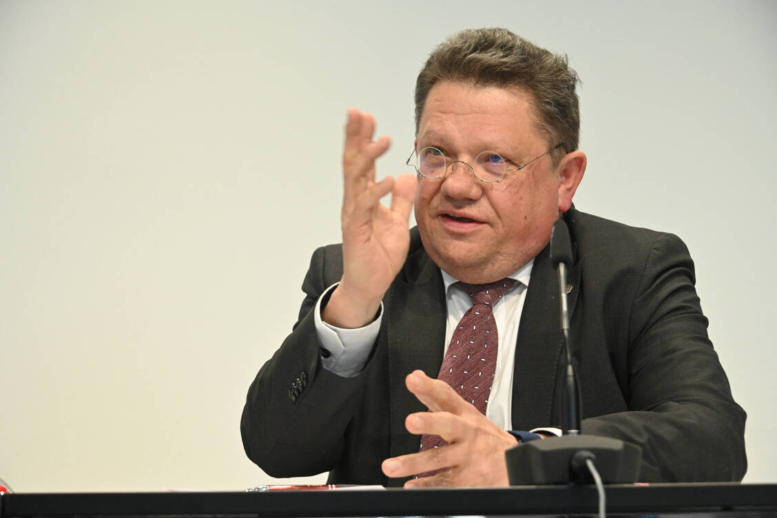 Die Krankenhausreform steht schon vor der Umsetzung in der Kritik. Gesundheitsminister Philippi fordert eine Anhebung der Obergrenze.  / © IMAGO/Henning Scheffen