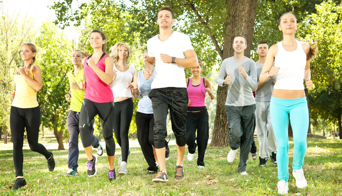Aerobes Training wie Laufen ist vor allem in der Gruppe und bei jüngeren Menschen wirksam gegen Depressionen. / © Adobe Stock/luckybusiness