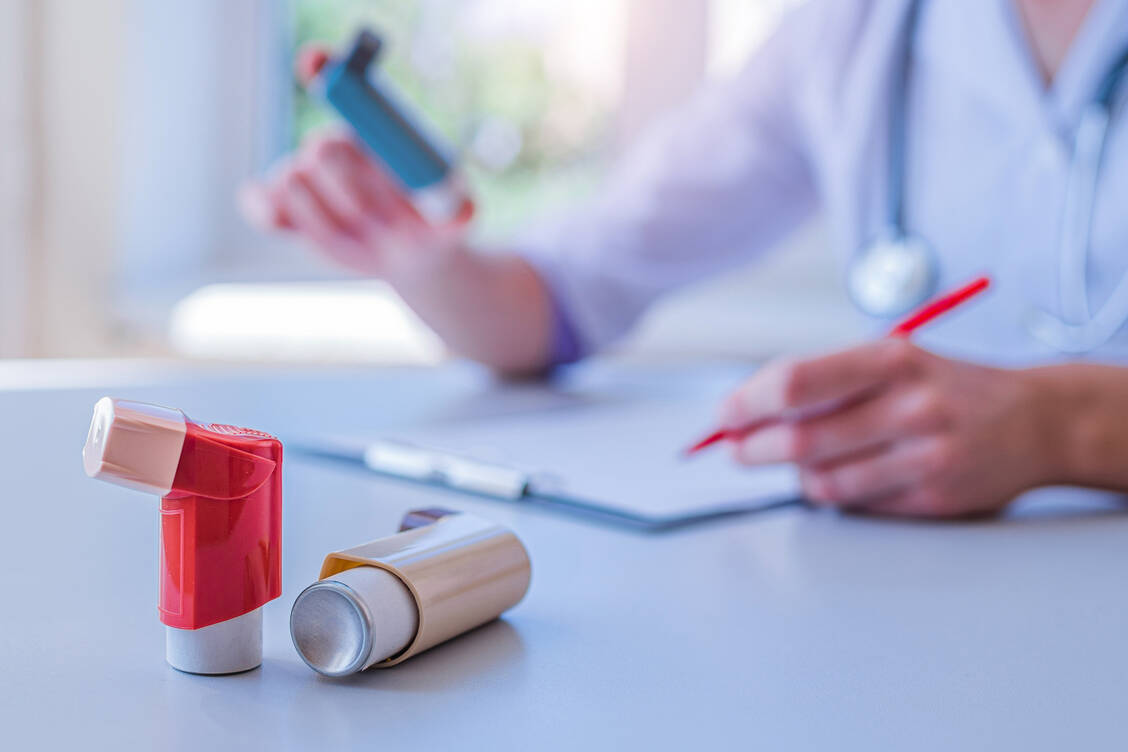 Zumindest zu Beginn der Pandemie hatten Asthmapatienten, die regelmäßig Corticoide inhalieren, überraschenderweise ein niedrigeres Risiko für einen schweren Covid-19-Verlauf. Forscher leiteten davon die Hypothese ab, dass diese Medikamente einen gewissen Schutz bieten könnten. / Foto: Adobe Stock/Goffkein
