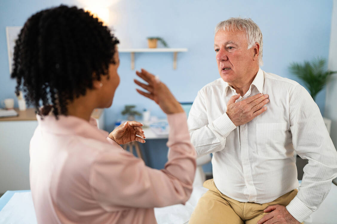 Hausarzt oder Internistin klären, ob ein (ehemaliger) Raucher für das neue Lungenkrebsscreening infrage kommt und überweisen gegebenenfalls an eine radiologische Praxis. / © Getty Images/SrdjanPavlovic