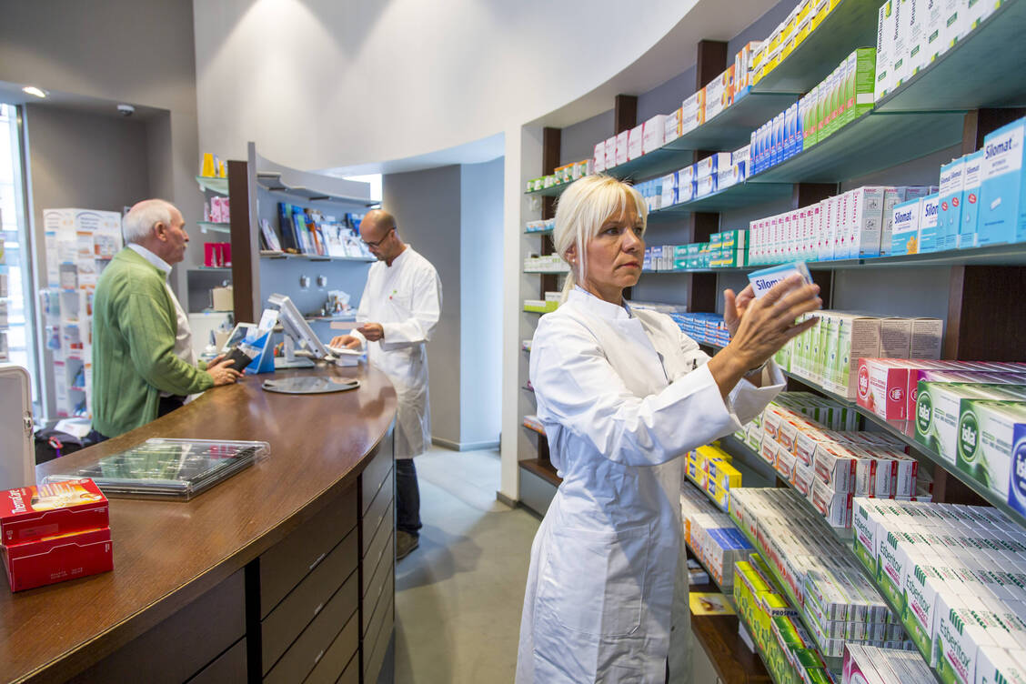 Apotheken spielen für viele Menschen eine wichtige Rolle, weil sie eine niedrigschwellige Anlaufstelle im Gesundheitssystem sind. / © imago/Jochen Tack
