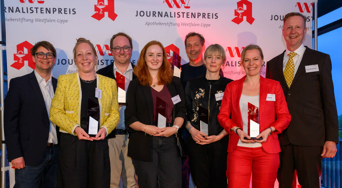 Sebastian Sokolowski, Marlene Halser, Jan-Ole Niermann, Johanna Feckl, Mark Michel, Marthe Ruddat, Sonja Gerhardt und Frank Dieckerhoff (v.l.n.r.) bei der Preisverleihung.  / © Michael C.Moeller