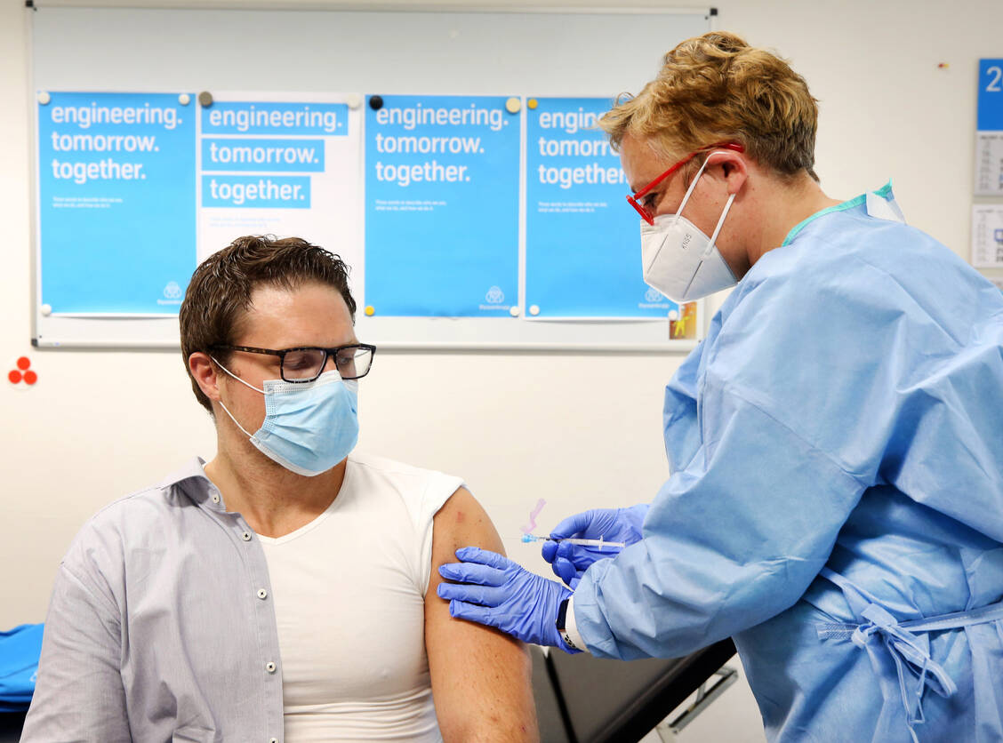 Ab dem 5. Juli starten Betriebsärzte (hier eine Betriebsärztin bei Thyssenkrupp) mit den Zweitimpfungen. Dafür bestellen sie bei Apotheken den mRNA-Impfstoff von Biontech/Pfizer. / Foto: picture alliance/dpa | Roland Weihrauch