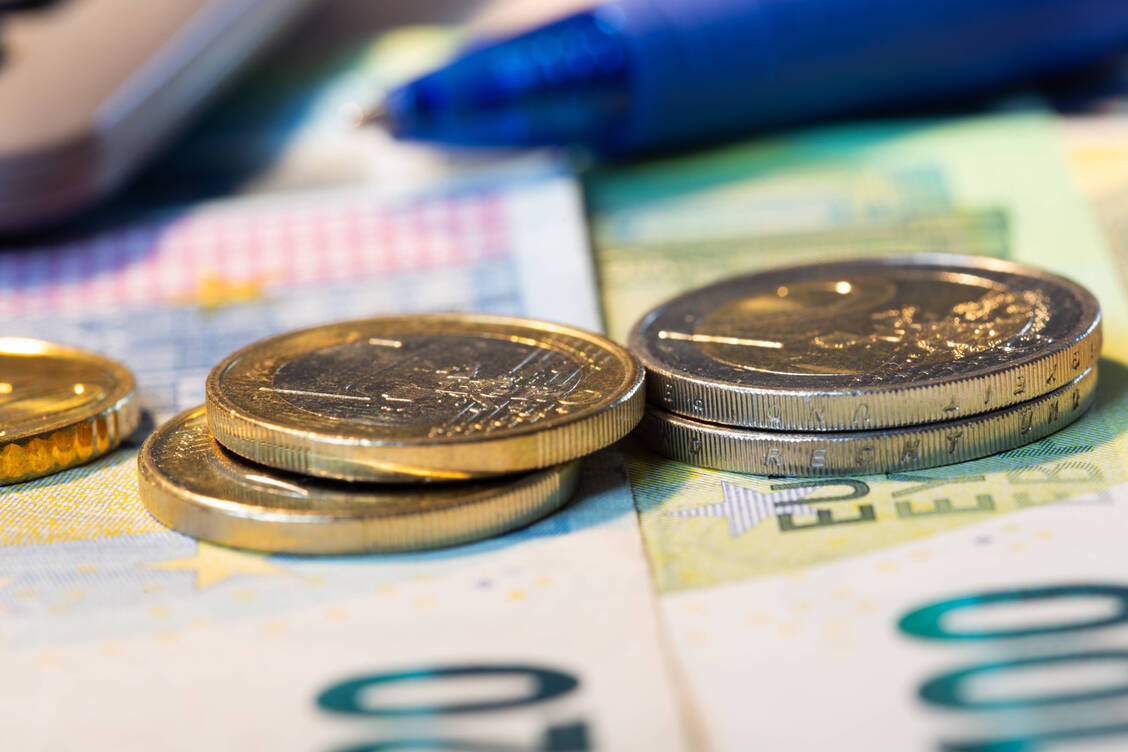 Nicht jedes Skonto-Angebot ist wirtschaftlich von Vorteil. Die Treuhand Hannover rät Apotheken dazu, Konditionen vorab genau zu prüfen. / © Imago/Herrmann Agenturfotografie